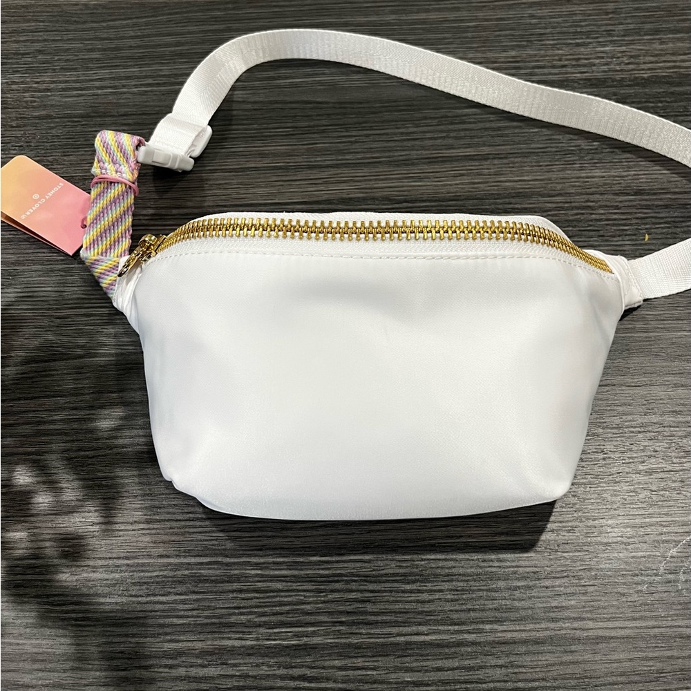 Brand New! White Stoney Clover Fanny Pack💕